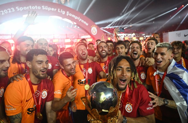 Foto - Şampiyon Galatasaray kupayı kaldırdı