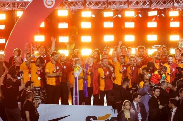 Foto - Şampiyon Galatasaray kupayı kaldırdı