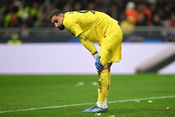 Foto - Şampiyonlar Ligi'nde görülmemiş olay! Sahaya para yağdırdılar