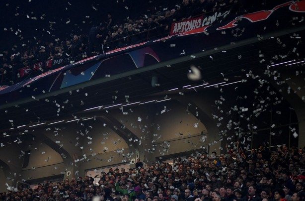 Foto - Şampiyonlar Ligi'nde görülmemiş olay! Sahaya para yağdırdılar