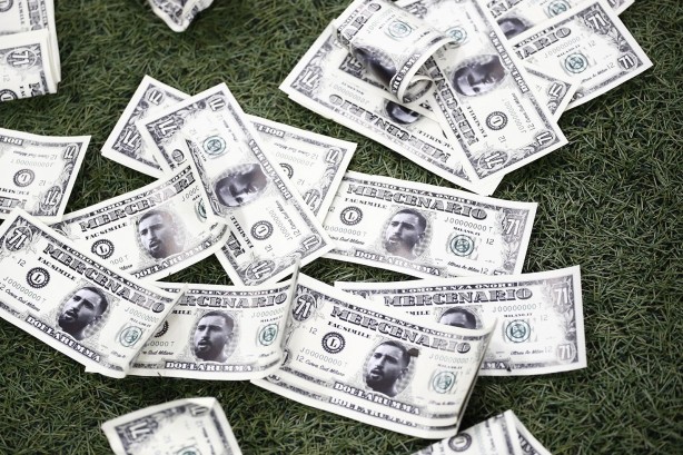 Foto - Şampiyonlar Ligi'nde görülmemiş olay! Sahaya para yağdırdılar