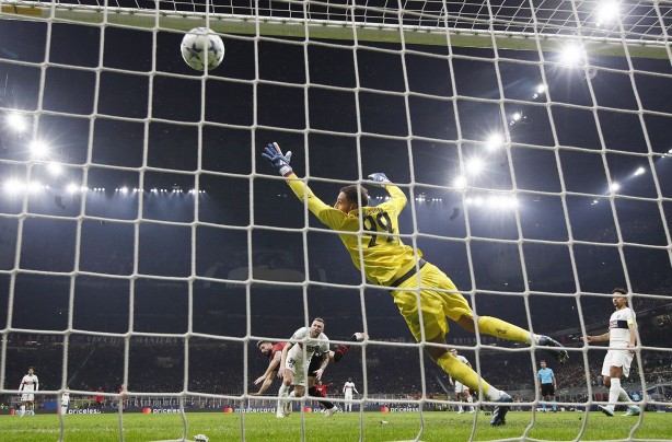 Foto - Şampiyonlar Ligi'nde görülmemiş olay! Sahaya para yağdırdılar