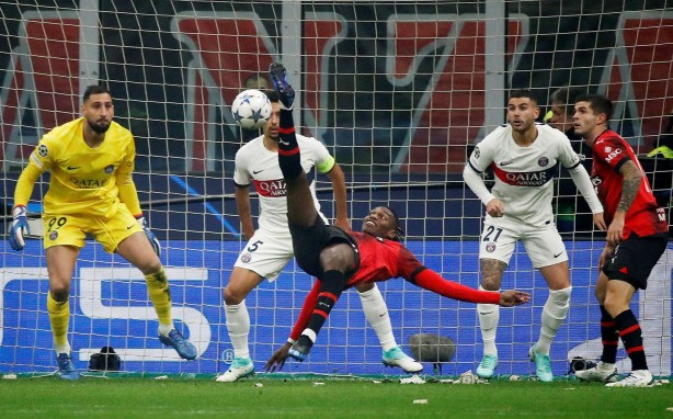 Şampiyonlar Ligi'nde görülmemiş olay! Sahaya para yağdırdılar