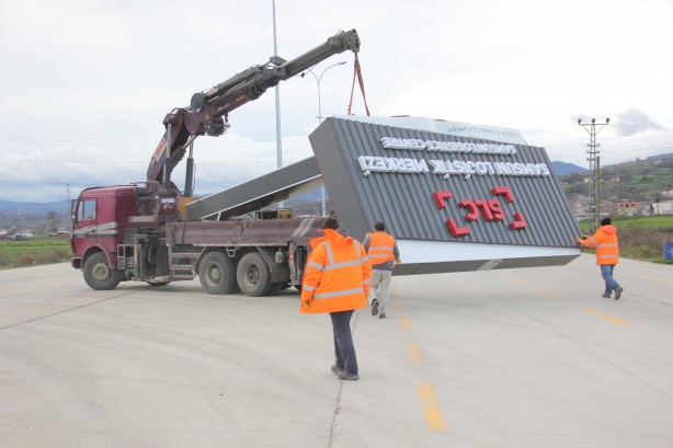 Foto - Samsun'da fırtına dehşeti! Kırılan dal anne ve çocuklarının üzerine düştü