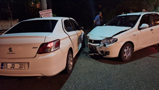 Foto - Samsun’da iki otomobilin çarpıştığı kazada 2 kişi yaralandı