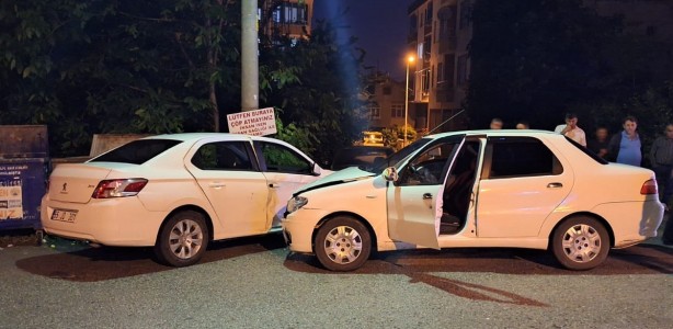 Foto - Samsun’da iki otomobilin çarpıştığı kazada 2 kişi yaralandı