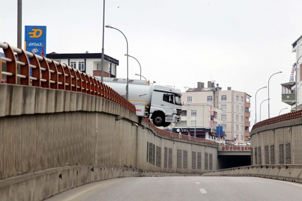 Foto - Samsun'da ilginç kaza! Asılı kaldı