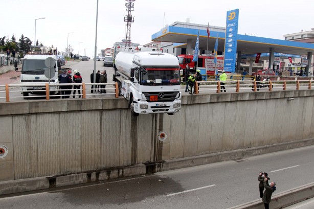 Foto - Samsun'da ilginç kaza! Asılı kaldı