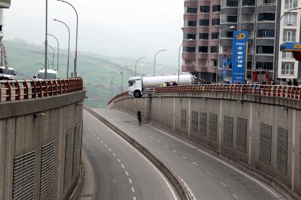 Foto - Samsun'da ilginç kaza! Asılı kaldı