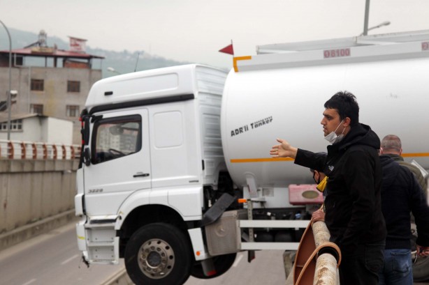 Samsun'da ilginç kaza! Asılı kaldı