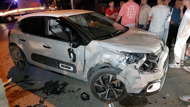 Foto - Samsun'da motosiklet ile otomobil çarpıştı: 1'i ağır 2 yaralı