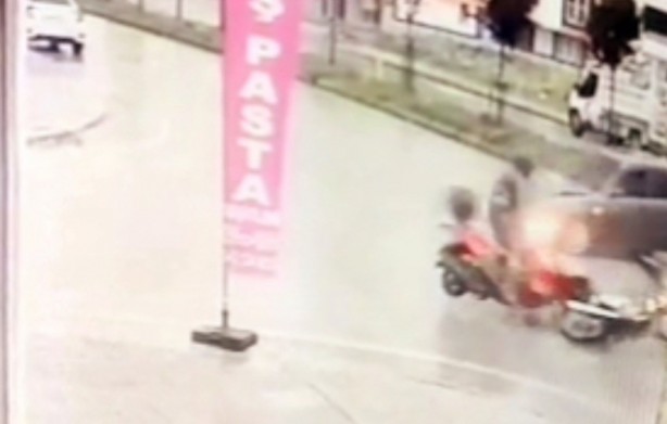 Foto - Samsun'da otomobilin 2 motosiklete çarpma anı kamerada