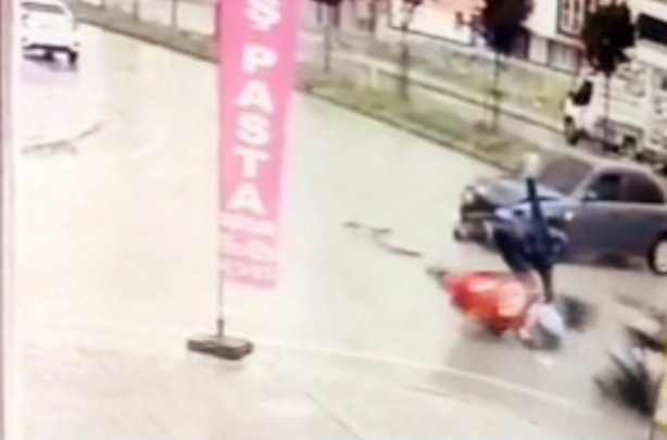 Foto - Samsun'da otomobilin 2 motosiklete çarpma anı kamerada