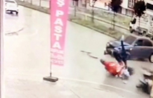 Foto - Samsun'da otomobilin 2 motosiklete çarpma anı kamerada