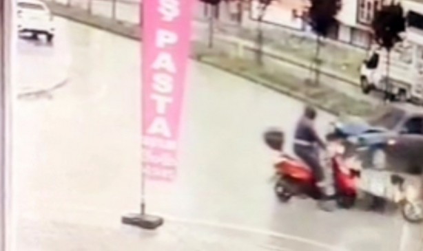 Foto - Samsun'da otomobilin 2 motosiklete çarpma anı kamerada
