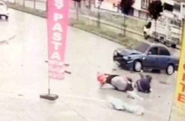 Samsun'da otomobilin 2 motosiklete çarpma anı kamerada