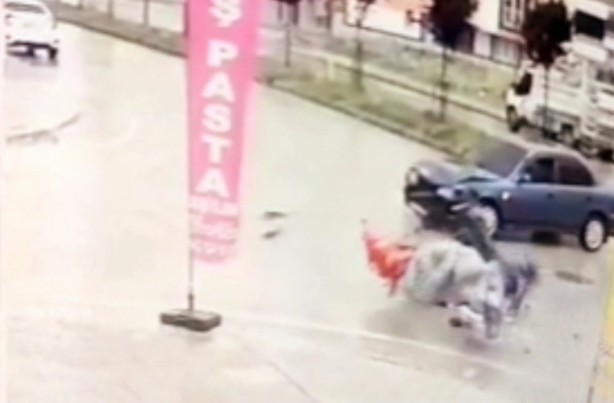 Foto - Samsun'da otomobilin 2 motosiklete çarpma anı kamerada