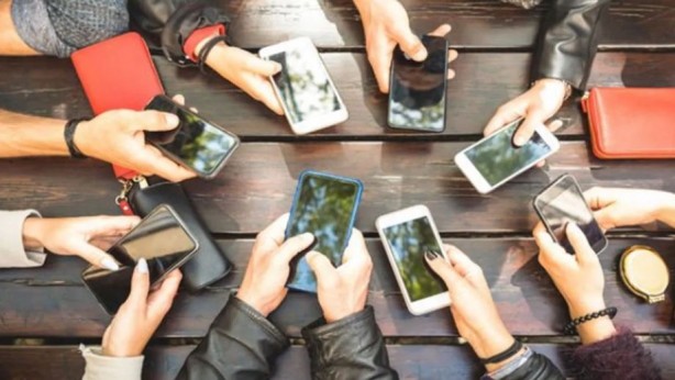 Samsung, Apple’ı tahtından etmeyi başardı