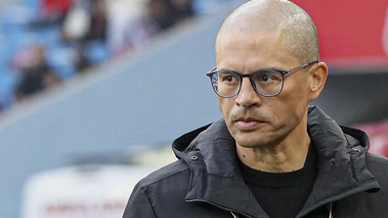 Sana yakışmadı be Alex! Burada ağzın kulaklarındaydı, kendi memleketinde açtın ağzını öyle mi?