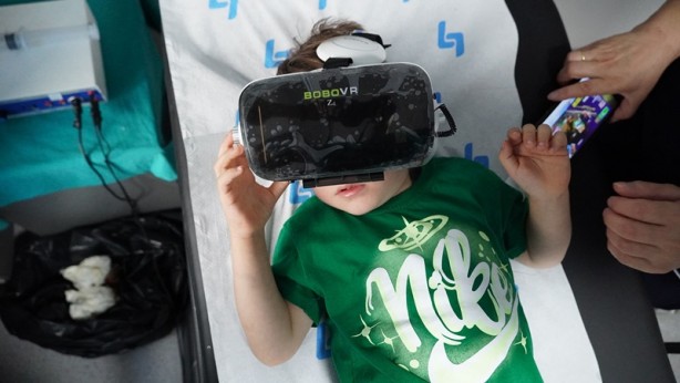 Sanal gerçeklik gözlüğüyle sünnet oldular