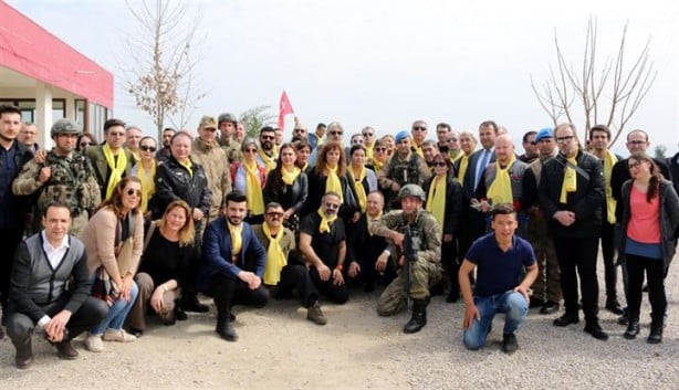 Sanatçılar Mehmetçik'e destek için sınırda