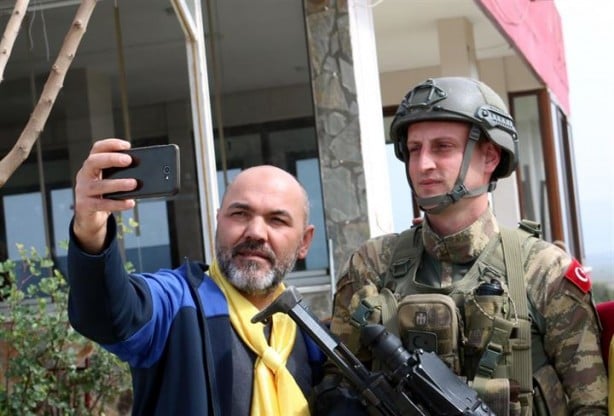 Foto - Sanatçılar Mehmetçik'e destek için sınırda