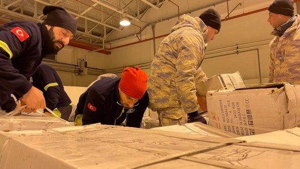 Foto - Sanayi Teknoloji Bakanlığı 250 adet duvar kırıcı iş makinesini deprem bölgesine gönderdi