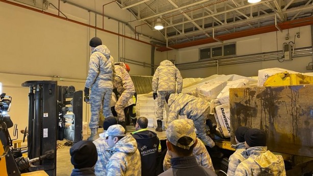 Foto - Sanayi Teknoloji Bakanlığı 250 adet duvar kırıcı iş makinesini deprem bölgesine gönderdi
