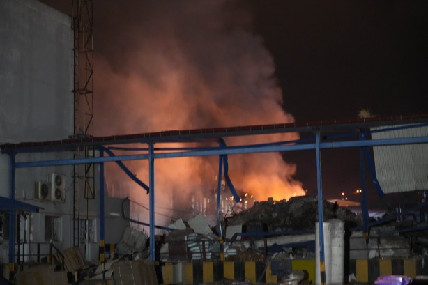 Foto - Sanayideki plastik fabrikasında yangın paniği