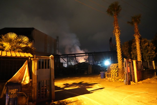 Foto - Sanayideki plastik fabrikasında yangın paniği