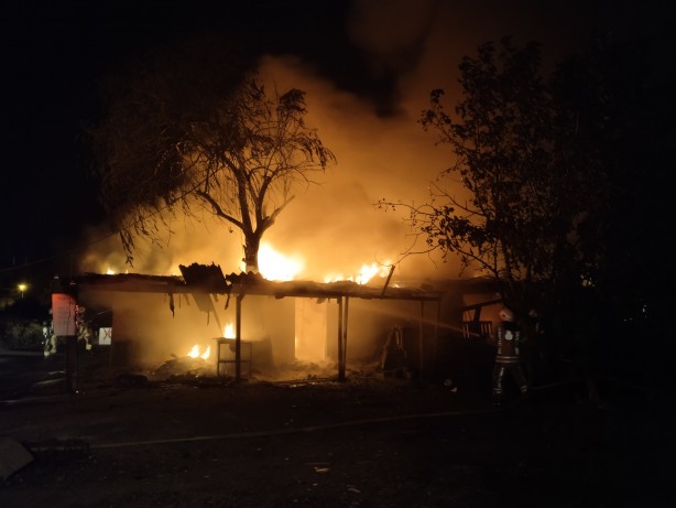 Foto - Sancaktepe'de gecekondu alev alev yandı