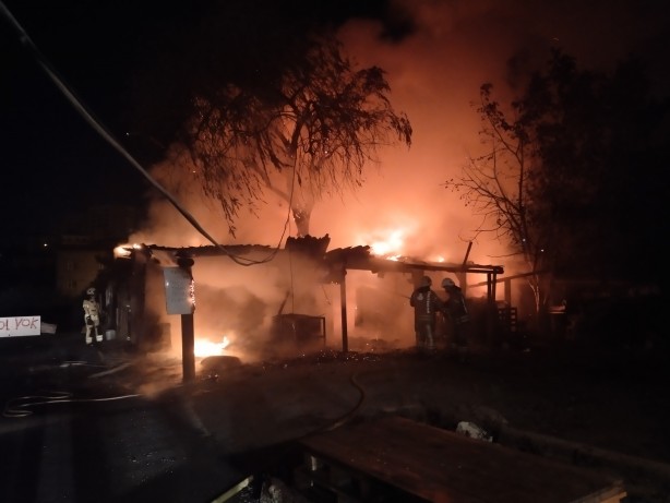 Foto - Sancaktepe'de gecekondu alev alev yandı