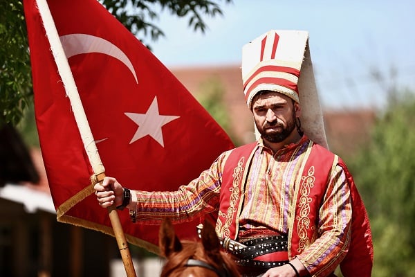 Foto - Sandığa bakın hangi kıyafetle gitti