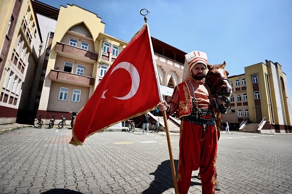 Foto - Sandığa bakın hangi kıyafetle gitti