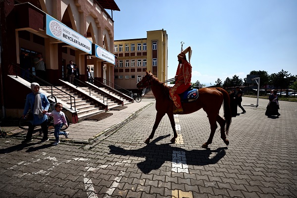 Foto - Sandığa bakın hangi kıyafetle gitti