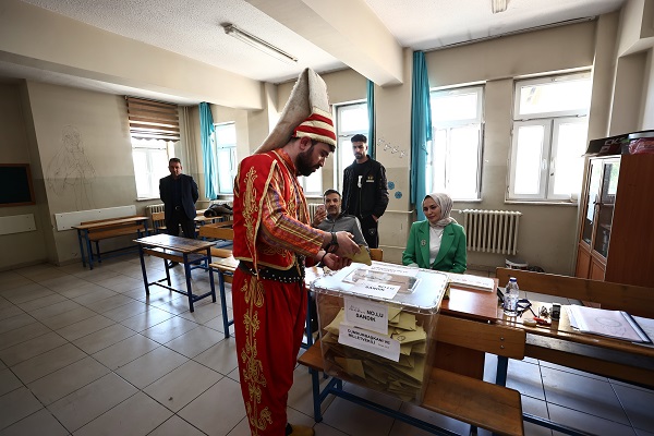 Foto - Sandığa bakın hangi kıyafetle gitti