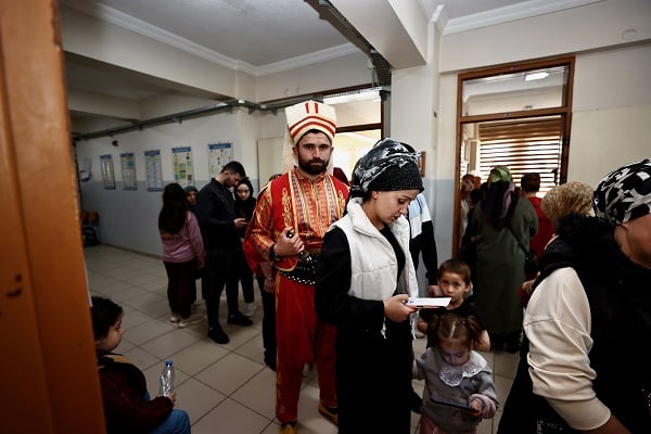 Foto - Sandığa bakın hangi kıyafetle gitti