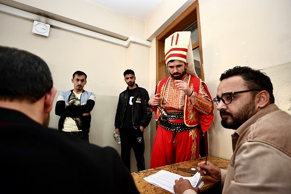 Foto - Sandığa bakın hangi kıyafetle gitti
