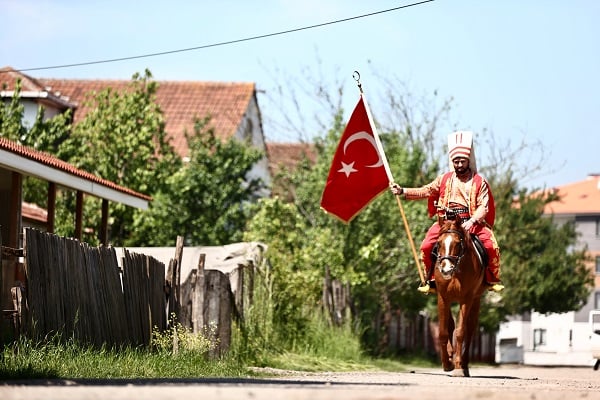 Foto - Sandığa bakın hangi kıyafetle gitti