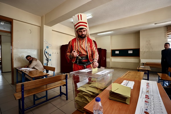 Foto - Sandığa bakın hangi kıyafetle gitti
