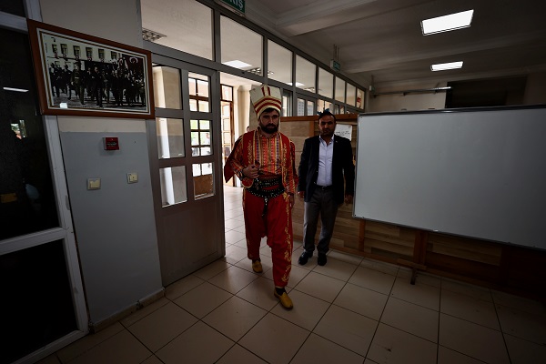 Foto - Sandığa bakın hangi kıyafetle gitti