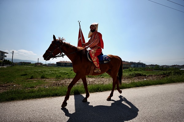 Foto - Sandığa bakın hangi kıyafetle gitti