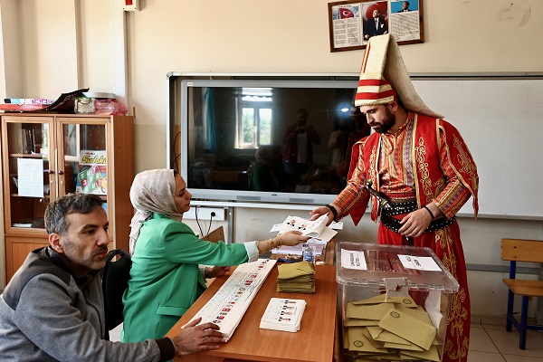 Foto - Sandığa bakın hangi kıyafetle gitti