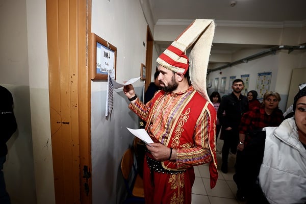 Foto - Sandığa bakın hangi kıyafetle gitti