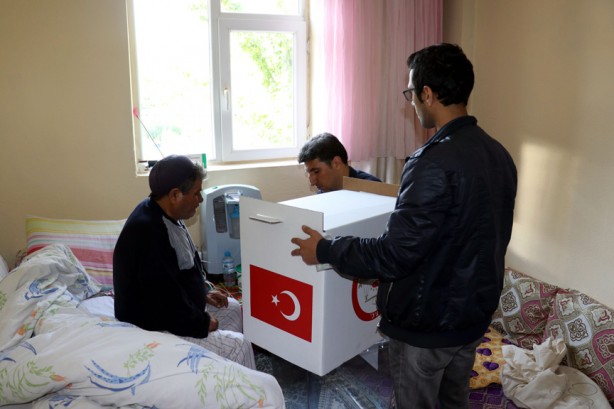 Foto - Sandığa gidemeyenlere seyyar sandık gitti