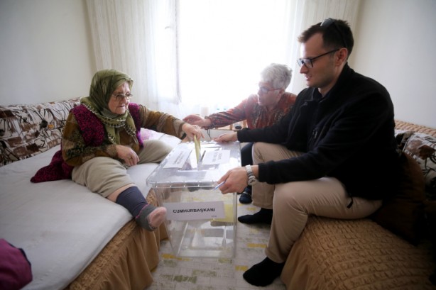Foto - Sandığa gidemeyenlere seyyar sandık gitti
