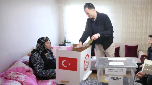 Sandığa gidemeyenlere seyyar sandık gitti