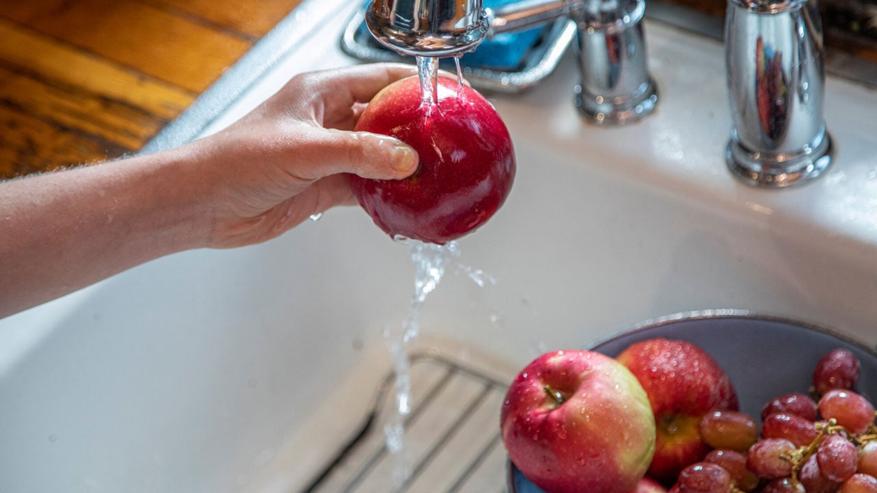Sandığınız gibi masum olmayabilir! Meyveyi karbonatla yıkayanlar dikkat