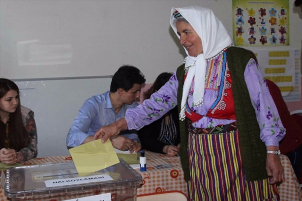 Foto - Sandık başında renkli görüntüler!