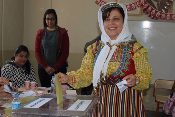 Foto - Sandık başında renkli görüntüler!